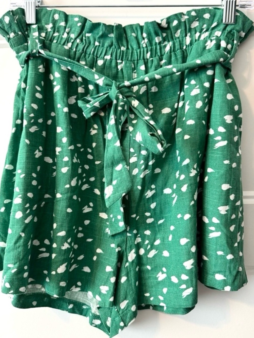 NWT Lush Green Linen Blend Shorts Medium Paperbag Waist Resort Vacation Summer - Picture 2 of 7